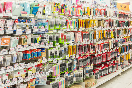 从办公用品到日用百货 现代综合零售店的多元服务之道